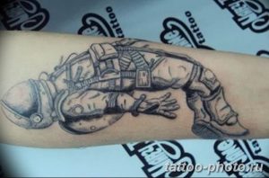 Фото рисунка тату космонавт 31.10.2018 №095 - cosmonaut tattoo - tattoo-photo.ru