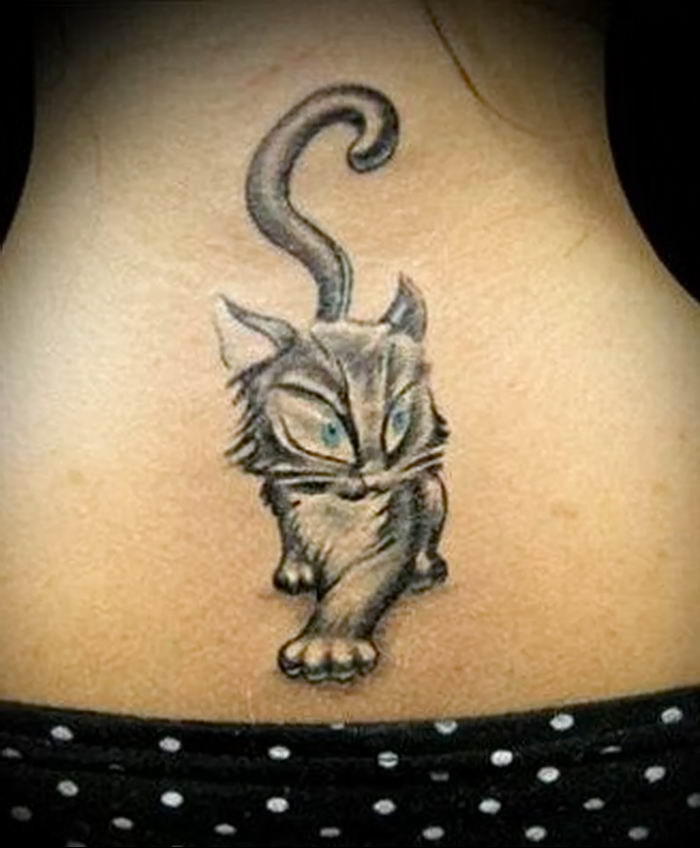 Татуировка кошка на шее