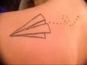 Фото тату бумажный самолетик 09.10.2018 №070 - tattoo paper airplane - tattoo-photo.ru