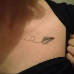 Фото тату бумажный самолетик 09.10.2018 №071 - tattoo paper airplane - tattoo-photo.ru