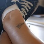 Фото тату бумажный самолетик 09.10.2018 №072 - tattoo paper airplane - tattoo-photo.ru