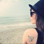 Фото тату бумажный самолетик 09.10.2018 №073 - tattoo paper airplane - tattoo-photo.ru