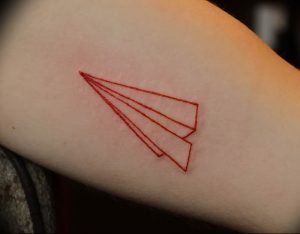 Фото тату бумажный самолетик 09.10.2018 №077 - tattoo paper airplane - tattoo-photo.ru