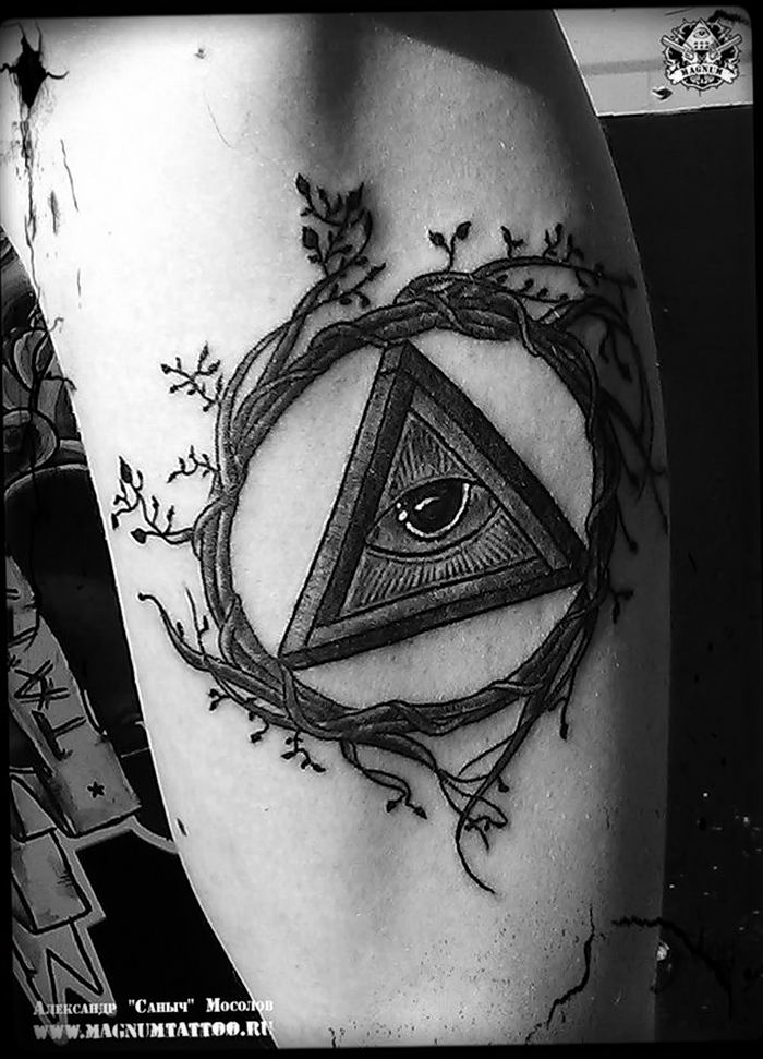 Треугольник с глазом внутри тату