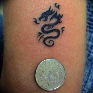 Фото рисунка тату дракон 12.10.2018 №242 - dragon tattoo - tattoo-photo.ru