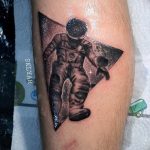 Фото рисунка тату космонавт 31.10.2018 №009 - cosmonaut tattoo - tattoo-photo.ru