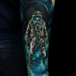 Фото рисунка тату космонавт 31.10.2018 №011 - cosmonaut tattoo - tattoo-photo.ru