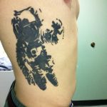 Фото рисунка тату космонавт 31.10.2018 №022 - cosmonaut tattoo - tattoo-photo.ru
