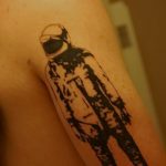 Фото рисунка тату космонавт 31.10.2018 №038 - cosmonaut tattoo - tattoo-photo.ru