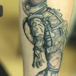 Фото рисунка тату космонавт 31.10.2018 №057 - cosmonaut tattoo - tattoo-photo.ru