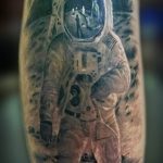 Фото рисунка тату космонавт 31.10.2018 №060 - cosmonaut tattoo - tattoo-photo.ru