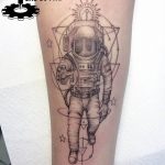 Фото рисунка тату космонавт 31.10.2018 №072 - cosmonaut tattoo - tattoo-photo.ru