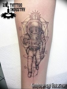 Фото рисунка тату космонавт 31.10.2018 №072 - cosmonaut tattoo - tattoo-photo.ru
