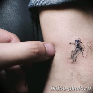 Фото рисунка тату космонавт 31.10.2018 №075 - cosmonaut tattoo - tattoo-photo.ru