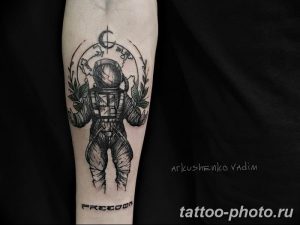 Фото рисунка тату космонавт 31.10.2018 №150 - cosmonaut tattoo - tattoo-photo.ru