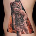 Фото рисунка тату космонавт 31.10.2018 №157 - cosmonaut tattoo - tattoo-photo.ru
