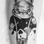 Фото рисунка тату космонавт 31.10.2018 №160 - cosmonaut tattoo - tattoo-photo.ru