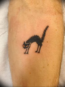Фото рисунка тату кошка 09.10.2018 №044 - cat tattoo - tattoo-photo.ru