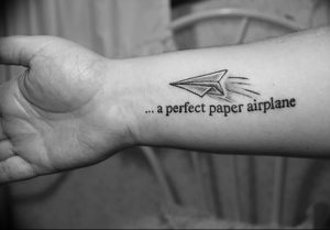 Фото тату бумажный самолетик 09.10.2018 №004 - tattoo paper airplane - tattoo-photo.ru