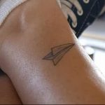 Фото тату бумажный самолетик 09.10.2018 №008 - tattoo paper airplane - tattoo-photo.ru