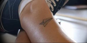 Фото тату бумажный самолетик 09.10.2018 №008 - tattoo paper airplane - tattoo-photo.ru