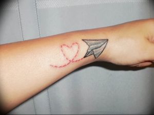 Фото тату бумажный самолетик 09.10.2018 №012 - tattoo paper airplane - tattoo-photo.ru