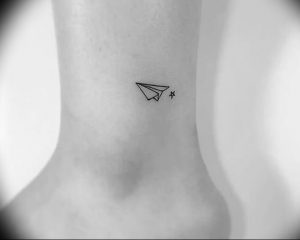 Фото тату бумажный самолетик 09.10.2018 №014 - tattoo paper airplane - tattoo-photo.ru