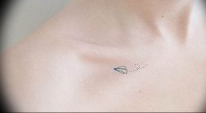 Фото тату бумажный самолетик 09.10.2018 №015 - tattoo paper airplane - tattoo-photo.ru