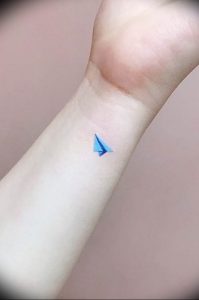 Фото тату бумажный самолетик 09.10.2018 №016 - tattoo paper airplane - tattoo-photo.ru