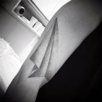 Фото тату бумажный самолетик 09.10.2018 №028 - tattoo paper airplane - tattoo-photo.ru