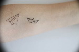 Фото тату бумажный самолетик 09.10.2018 №031 - tattoo paper airplane - tattoo-photo.ru