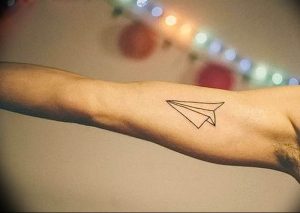 Фото тату бумажный самолетик 09.10.2018 №034 - tattoo paper airplane - tattoo-photo.ru