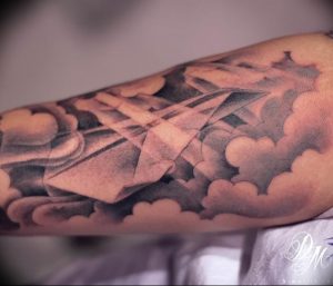 Фото тату бумажный самолетик 09.10.2018 №036 - tattoo paper airplane - tattoo-photo.ru