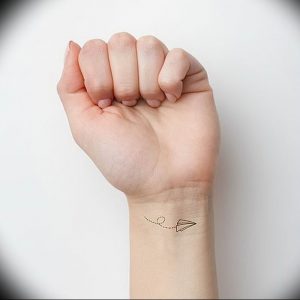 Фото тату бумажный самолетик 09.10.2018 №041 - tattoo paper airplane - tattoo-photo.ru
