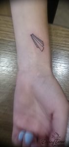 Фото тату бумажный самолетик 09.10.2018 №046 - tattoo paper airplane - tattoo-photo.ru