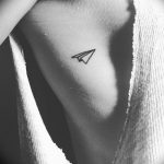 Фото тату бумажный самолетик 09.10.2018 №048 - tattoo paper airplane - tattoo-photo.ru