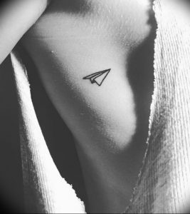 Фото тату бумажный самолетик 09.10.2018 №048 - tattoo paper airplane - tattoo-photo.ru