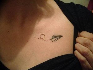 Фото тату бумажный самолетик 09.10.2018 №071 - tattoo paper airplane - tattoo-photo.ru