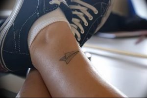Фото тату бумажный самолетик 09.10.2018 №072 - tattoo paper airplane - tattoo-photo.ru