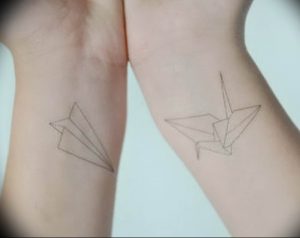 Фото тату бумажный самолетик 09.10.2018 №081 - tattoo paper airplane - tattoo-photo.ru