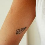 Фото тату бумажный самолетик 09.10.2018 №093 - tattoo paper airplane - tattoo-photo.ru