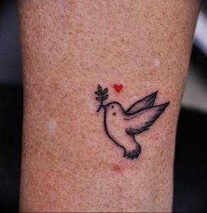 Фото тату голубь 26.10.2018 №077 - tattoo dove - tattoo-photo.ru