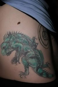 Фото тату игуана 26.10.2018 №053 - tattoo iguana - tattoo-photo.ru