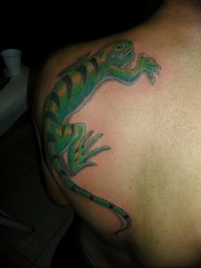 Фото тату игуана 26.10.2018 №073 - tattoo iguana - tattoo-photo.ru