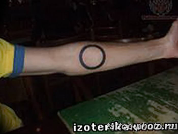 Что значит черный круг. Тату круг на руке. Татуировки в виде круга. Татуировки в виде круга на руке. Предплечье в круг.