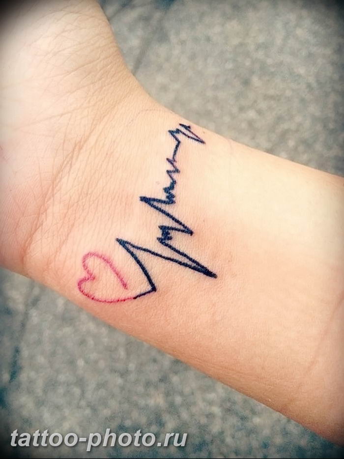 тату пульс с сердцем. татуировка в виде кардиограммы. тату пульс. тату abc. тату пульс на запястье.