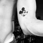 Фото рисунка Тату Микки Маус 20.11.2018 №023 - Tattoo Mickey Mouse - tattoo-photo.ru