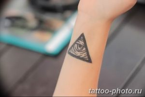фото рисунка тату глаз в треугольнике 27.11.2018 №033 - tattoo of eyes - tattoo-photo.ru