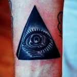 фото рисунка тату глаз в треугольнике 27.11.2018 №193 - tattoo of eyes - tattoo-photo.ru