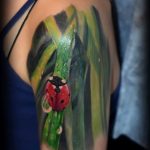 фото идея тату божья коровка 22.12.2018 №165 - photo ladybug tattool- tattoo-photo.ru